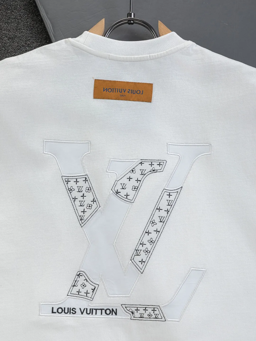 🅿️190 Louis Vuitton 1V LV lv slightly wide version S-XL LV 26ss new products are available at the counter simultaneously. Multiple craftsmanship. Chest patch letter 🪡 embroidery. Back patch letter large logo 🪡 embroidery. Round neck short-sleeved T-shirt, same style for men and women! Consigned to one-to-one creation. Synchronized with the official website, pure cotton fabrics at the counter! It is close to the skin and comfortable, durable and easy to wear. It has a classic and simple logo design and meticulous original craftsmanship. Short-sleeves, a must-have item for men, do not appear to be the same for the general public, but must be unique and eye-catching. This LV short-sleeve is all about quality, comfort, the same shape and fashion as always, including fabrics and cutting techniques. All of them have been made with great effort! 320 grams of washed pure cotton fabric, pure cotton is breathable, very refreshing and comfortable for daily wear. The rib knitting on the neckline is smooth and tight, and the neckline will not be skewed if you toss it at will. The loose version, you will find that it looks really good on the upper body. The overall is minimalist and neat, super versatile for daily use! Pair it casually with a pair of pants for a youthful look. A T-shirt will make your outfit crazy. It is a fashionable item that can never go wrong! Color: Black White Size: S-XL Size chart: S: Shoulder width 50-Bust 56-Length 70 M: Shoulder width 52-Bust 57-Length 72 L: Shoulder width 54-Bust 59-Length 74 XL: Shoulder width 56-Bust 62-Length 76